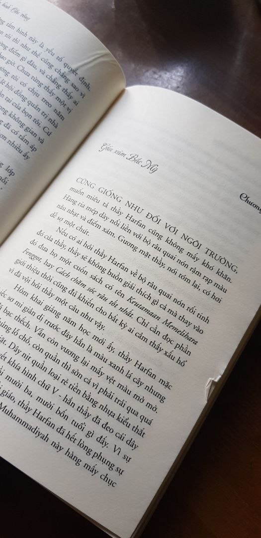 Mình k bàn về nội dung sách vì sách rất rất hay.
Mình chỉ bàn về cách đóng gói và chất lượng sách: Cũ, rách, có dấu tay của sách đã đọc rồi, có chỗ rách ra được khâu chỉ lại nữa, thật sự rất rất thất vọng. Mình mua sách bên Fahasa dù đắt hơn tí, đợi lâu hơn tí nhưng thực sự rất hài lòng vì người ta nâng niu sách, trân trọng sách và đóng gói cực kỳ cẩn thận.
Xin cảm ơn và mình chắc chắn sau này sẽ không mua sách từ Tiki nữa!