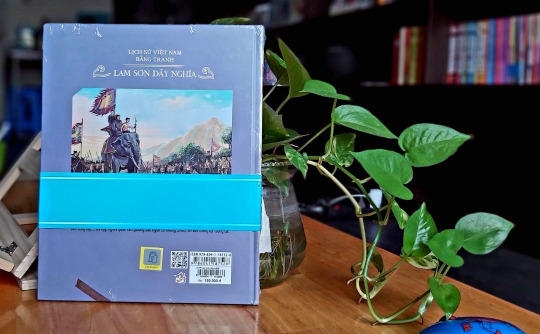 Thời gian hoạt động ở núi rừng Thanh Hóa là giai đoạn khó khăn nhất của khởi nghĩa Lam Sơn - vừa chống giặc Minh, vừa chống Ai Lao.  Đối mặt với sự vây *** của kẻ thù, nghĩa quân bao lần lâm vào thế hiểm nghèo: ba lần rút chạy lên núi Chí Linh, thiếu quân lương, binh sĩ hao hụt, quân tâm lung lay,... Dù vậy, nghĩa quân vẫn giương cao ngọn cờ kháng chiến, tin vào chiến thắng tương lai.
Sách đẹp như hình, bìa cứng, chất liệu giấy in đẹp. 
Dịch vụ Tiki luôn nhanh và tiện ích. Sách được đóng hộp chuyên nghiệp. Bạn giao hàng thân thiện.
