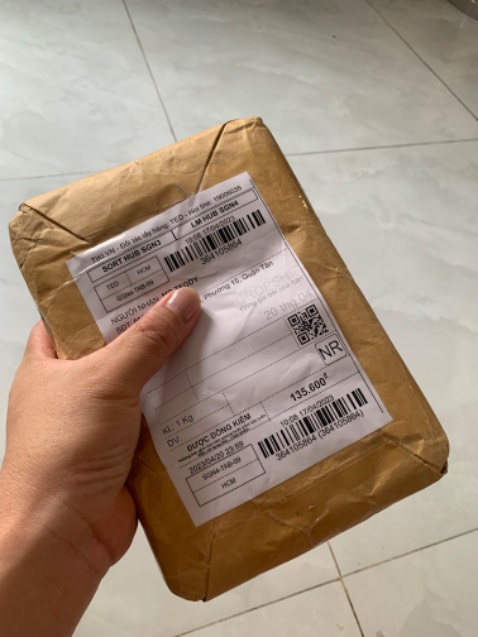 Giao đúng hẹn, đóng gói bằng giấy có lớp xốp bên trong nên khi nhận sách bị móp ở góc