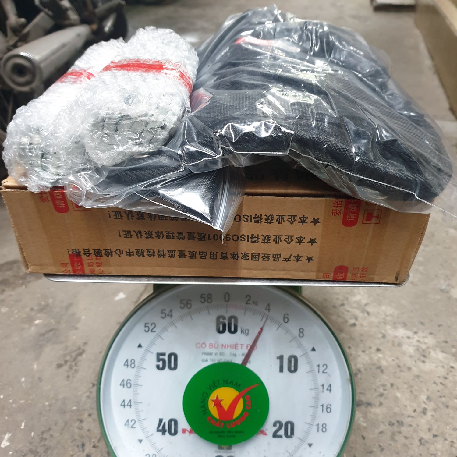 Hàng đủ cân nặng, hơn 4 kg. Ban đầu mua cứ sợ thiếu cân như các shop khác, cảm ơn bác king sport nhé, hi vọng sẽ giảm dc kg, hehe