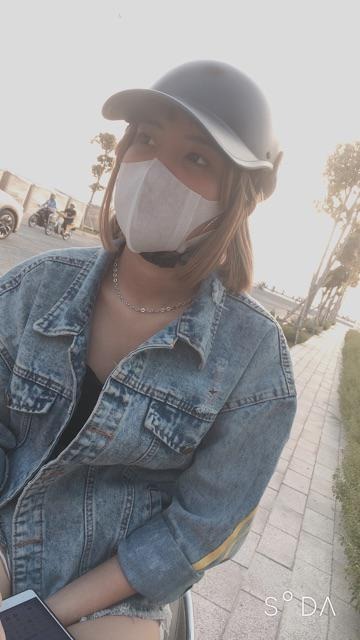 Khẩu trang ôm khít mặt cảm giác ngăn được hết bụi bặm ngoài đường vậy. Rất hài lòng về sản phẩm nhận được. Tiki giao hàng nhanh, 2 ngày đã nhận được hàng