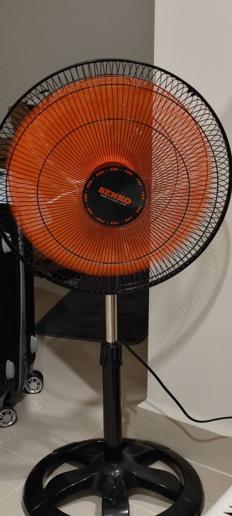 Shop trả lời rất dễ thương. Quạt lắp rất đơn giản. Hiện tại mình dùng một thời gian vẫn chạy rất tốt. Gió mát tuy có hơi ồn. Chủ yếu toàn bật số 1 đã đủ mát rồi chưa bao giờ phải bật sang số 2 :D 

Cảm ơn shop. Mong shop buôn may bán đắt