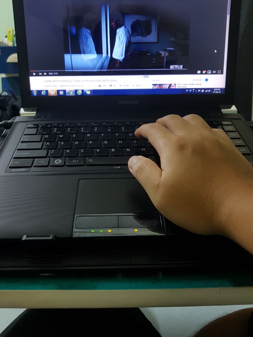 SP điện tử thứ 2 mua từ TIKI. Chọn "giao nhanh 3h", nhận sau khoảng 2h. Đóng gói tốt, kĩ, sản phẩm nhìn như mô tả, mới. 

Quạt hoạt động tốt, chạy êm hơn cái quạt tản nhiệt của laptop mình. Tuy nhiên vị trí thì ko khớp lắm khe hút gió của quạt laptop. Nhưng không quan trọng lắm vì thật ra mình tìm cái giá đỡ thôi, cũng ở phòng máy lạnh cả ngày. Tiết diện khá lớn vì cho cả Lap 17" nên chỉ thích hợp để cố định, mang di chuyển có lẽ ko tiện lắm nhg vẫn được. Tuy nhiên khi nâng lên thì mình lại có 1 không gian mới cho việc giấu dây nhợ.

Thích nhất là cái góc nâng của giá, cao nhất 45 độ nhg chắc chẳng ai dùng tới. Mình dùng nấc giữa 35 độ, khá hợp cả ngồi và ngả lưng vẫn thấy chữ bàn phím. Hay nhất có lẽ là việc nó nâng tầm màn hình lên ngang mắt nên sẽ loại được việc cúi gập gây mỏi cổ, trải nghiệm này khiến cho việc dùng cái laptop tuy cũ nhưng cũng thấy thú vị hơn.