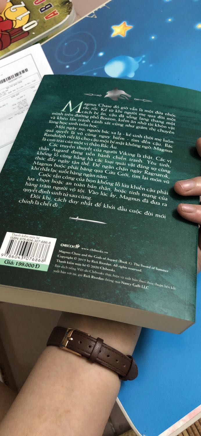 Mình mới nhận sách, chưa đọc nên chưa đánh giá về sách được. Nhưng giao hàng thì rất nhanh. Sách cũng đẹp. Mà rẻ hơn giá bìa rất nhiều nữa. Khi nào đọc xong mình sẽ review lại nhé