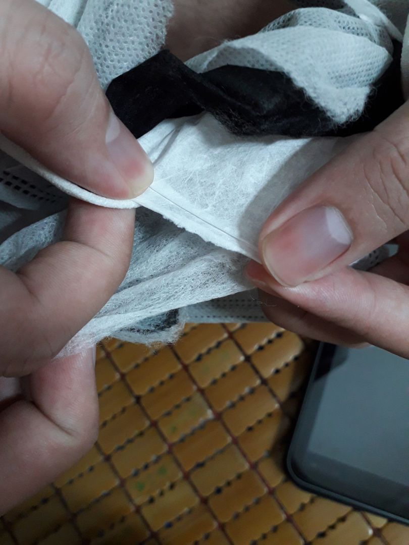 cái màu trắng là cái cũ mình mua. Mình chụp so sánh để thấy sự khác biệt.
Giá hiện tại gấp đôi giá trước đây nhưng sản phẩm thì cực kì tệ. chất lượng không bằng 1/2 trước đây.
Khẩu trang mỏng hơn, lớp xốp thứ 2 là dởm 1 cách tởm lợm.
mua xong muốn đập vô mặt trả lại luôn.
sản phẩm tệ hoàn toàn so với trước đây, giá thì đội lên gấp đôi.