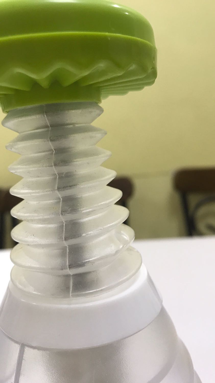 Giao hàng nhanh chóng. Chất lượng nhựa và cảm quan là hàng tốt chất lượng. Nhưng hàng giao là đã qua sử dụng rồi hay sao, mà phần bao nhựa đệm lò xo bị rách. Mong Tiki đổi cái khác cho mình. Rất tin tưởng chính sách đổi trả của Tiki. Dù không hài lòng nhưng vẫn ủng hộ.