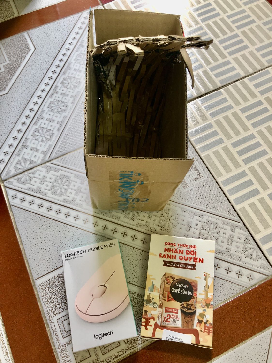 Chuột đẹp (nhưng dễ dơ), cầm lâu không mỏi tay; thân chắc chắn, bấm bên trái phải đều chắc tay. Click chuột gần như ko tiếng động, kết nối Bluetooth hoặc qua cổng cắm với laptop đều dễ, nhanh. Đèn xanh lá là kết nối cổng cắm, nhấn nút đổi qua màu xanh dương là chuyển sang kết nối Bluetooth. Mới xài mấy ngày nhưng thấy hài lòng, chưa gặp trục trặc gì. Đóng gói cẩn thận, giao hàng nhanh