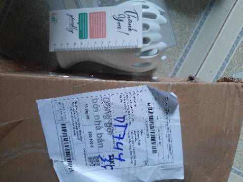 Đặt bình 28cm mà giao có  17cm