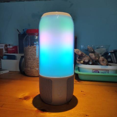 Pin khá lâu, chất âm hay, ấm, đèn loa siêu đẹp, nháy theo nhạc, loa hoàn thiện tốt, giao hàng nhanh chóng, cảm ơn shop nhiều