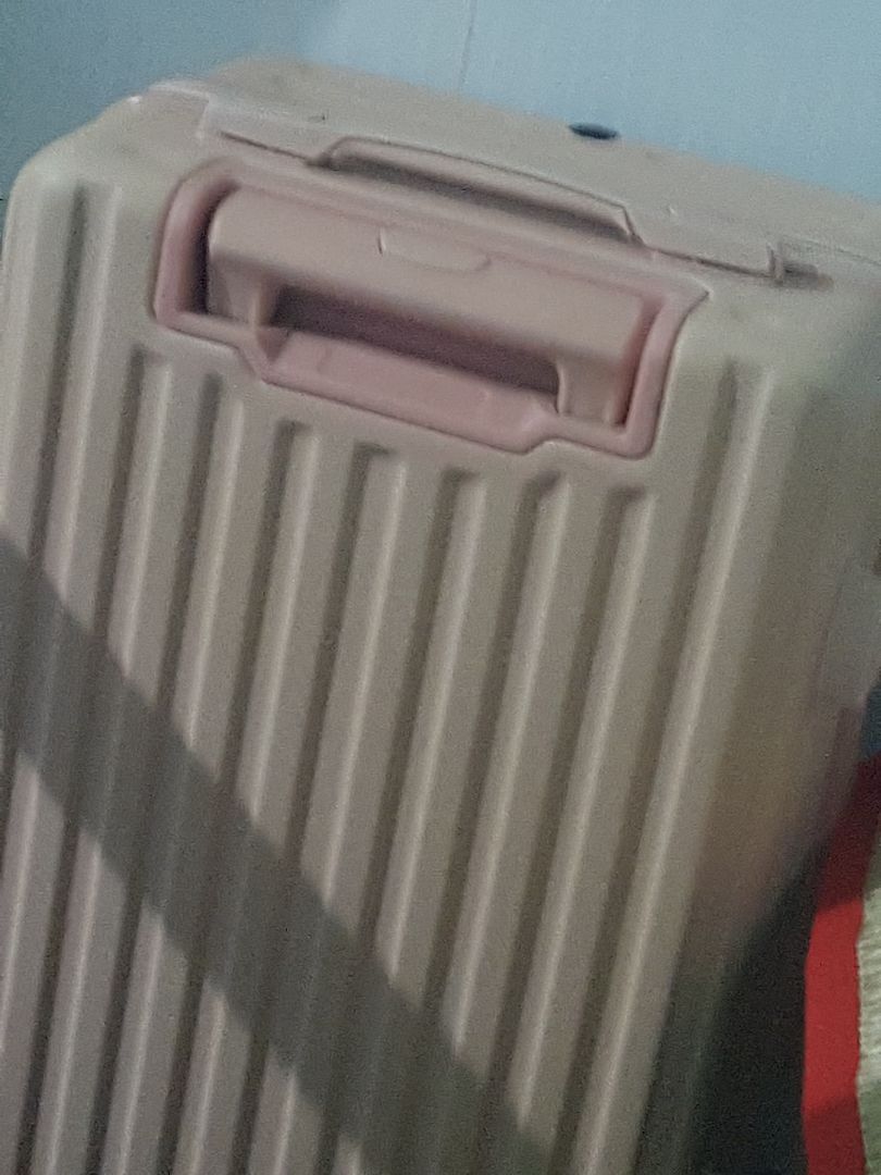 Tiki giao nhanh hơn *** nhiều. Đặt hôm thứ 7, dự kiến là thứ 5 tuần sau giao mà mới thứ 2 là đã giao rồi. Vali đẹp, không có gì không hài lòng.