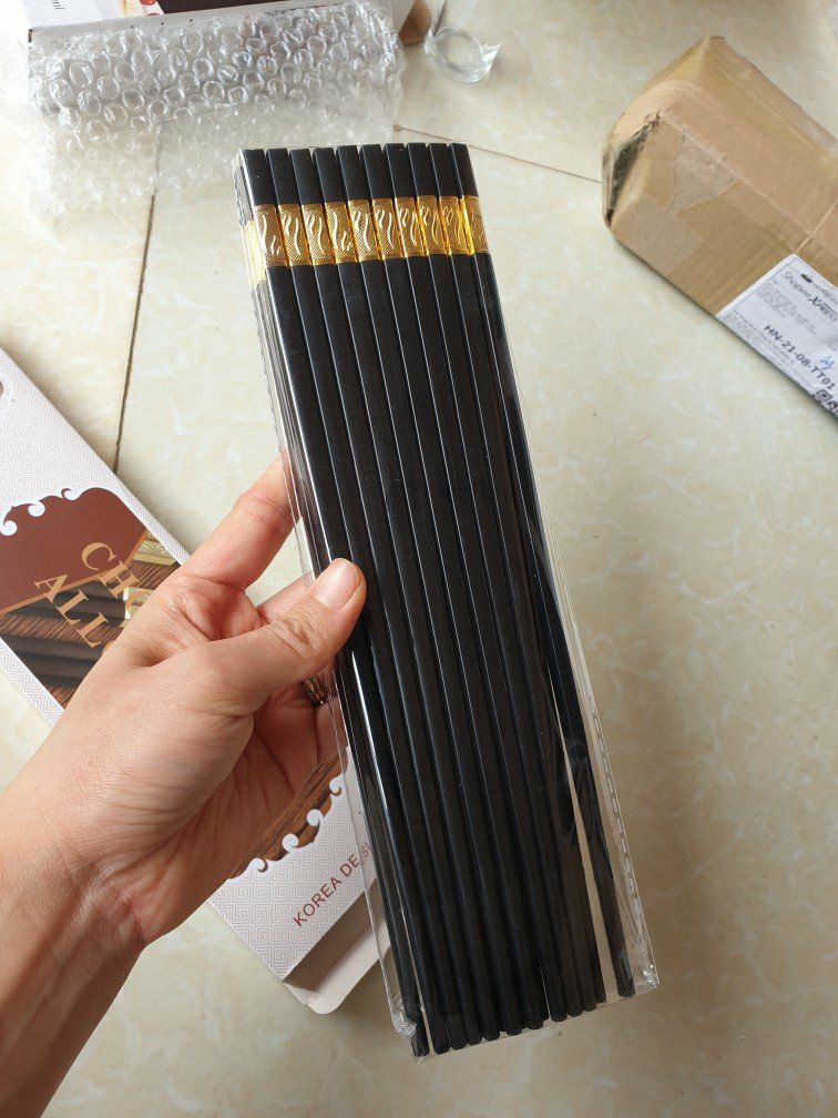 Shop giao hàng nhanh, đóng gói cực kỳ cẩn thận , mình k bị vỡ món nào, giao đủ và đúng hàng. , chất lượng đũa quá mong đợi luôn, giày dặn, sang nữa Shop giao hàng nhanh, đóng gói cực kỳ cẩn thận , mình k bị vỡ món nào, giao đủ và đúng hàng. , chất lượng đũa quá mong đợi luôn, giày dặn, sang nữa