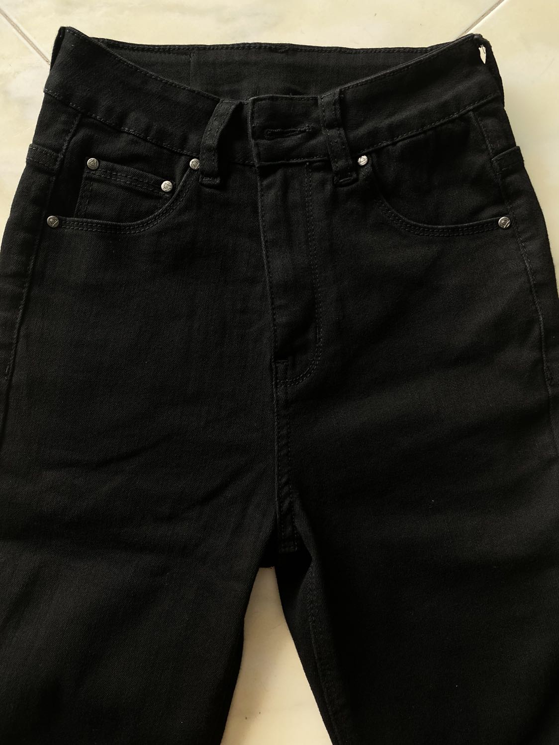 Chất liệu vải co dãn rất tốt, mặc thoải mái và dễ dàng co gối, đứng lên ngồi xuống đi lại đều ko bị kích
Dáng quần ôm vừa khuôn người nên lên form đẹp, đường may tỉ mỉ và chuẩn
Mình mua loại lưng cao, và lưng rất cao nên chân dài hẳn ra hihi 
Đây là lần đầu mình mua, nhưng cảm thấy yên tâm với chất liệu vải và kiểu dáng nên sẽ mua thêm mẫu khác. Tuy nhiên brand này chưa ra nhiều mẫu mã lắm, và cũng còn để xem qua thời gian dùng thì màu vải và chất lượng nói chung sẽ biến đổi thế nào. 

Kết lại là đáng đồng tiền bát gạo các chị em nhé