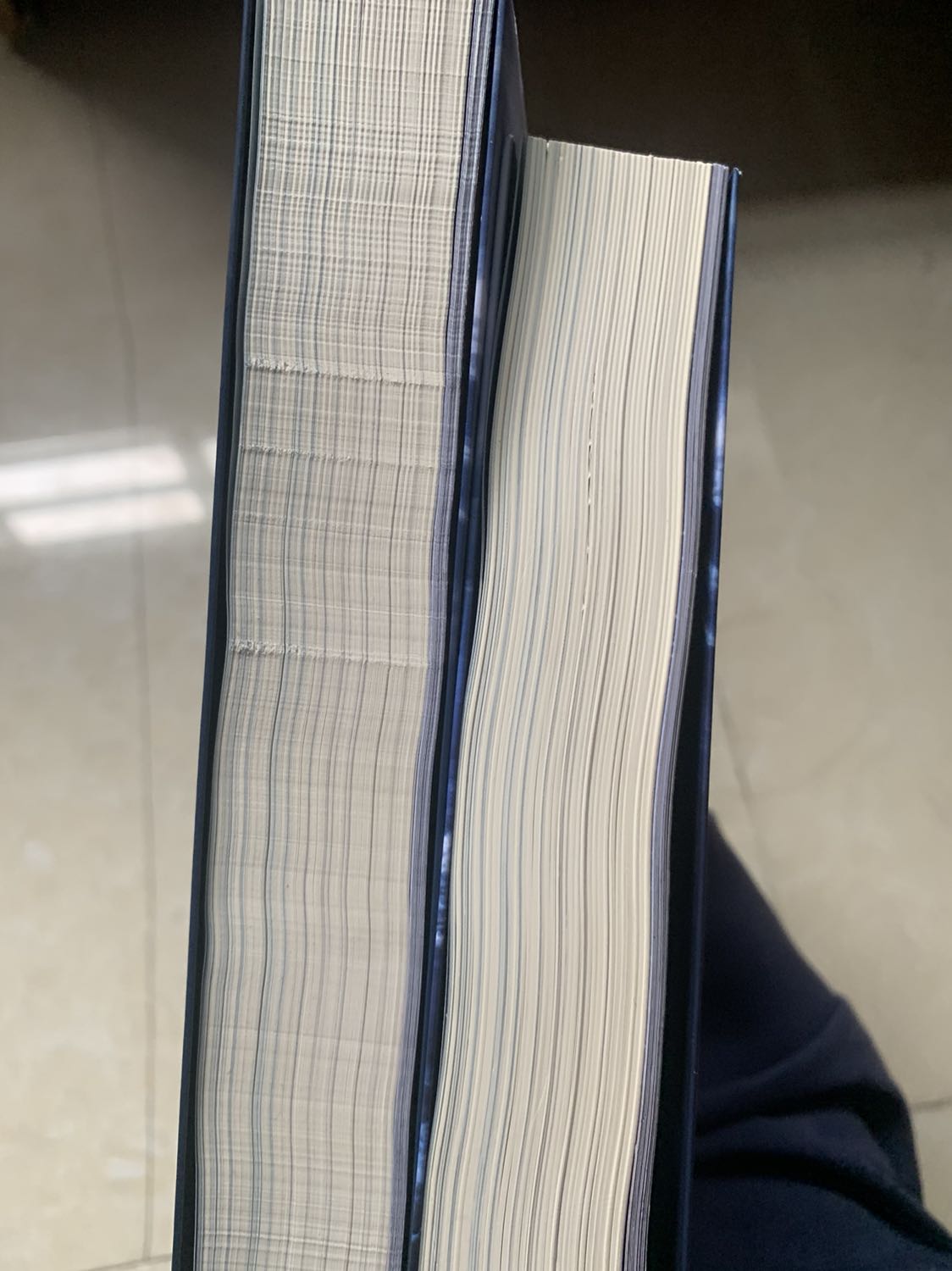 Bìa sách in bị lệch, giấy cắt không gọn gàng mà bị gợn sóng. Có 1 bookmark mà theo nxb thì phải có hai cái. Gáy sách bị nát, không còn seal. Giá rẻ như chất lượng vậy. Nên trải nghiệm. 
Chú thích: mình có hai sản phẩm, một cuốn mua trước bên shopeemall (mình nghĩ nó ổn) và cuốn sau mua bên tikitrading làm mình hơi thất vọng.