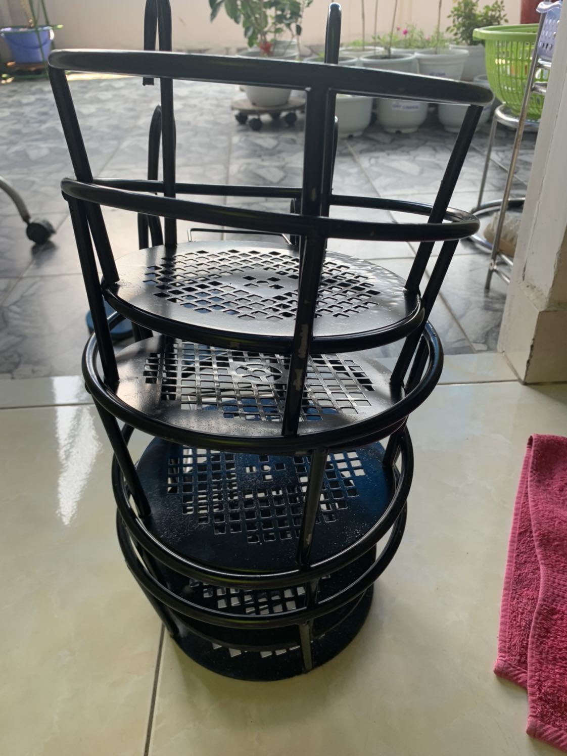 Chất lượng sơn kém, luc tháo vỏ bao ra sơn rớt đầy nhà dính đầy tay. Lớp sơn bong tróc và các mối hàn k đều. Nói trung là k tốt nhưng treo chậu hoa lên thì vẫn đc. Độ bền thì chưa biết ?