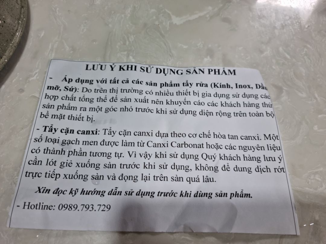 chà thử cái chảo thấy sạch tinh, hình trước và sau khi chà. đổ dung dịch lên, để 5p, dùng cọ là ra hết các vết, những chỗ cứng đầu thì dùng miếng nhôm chà nồi để chà