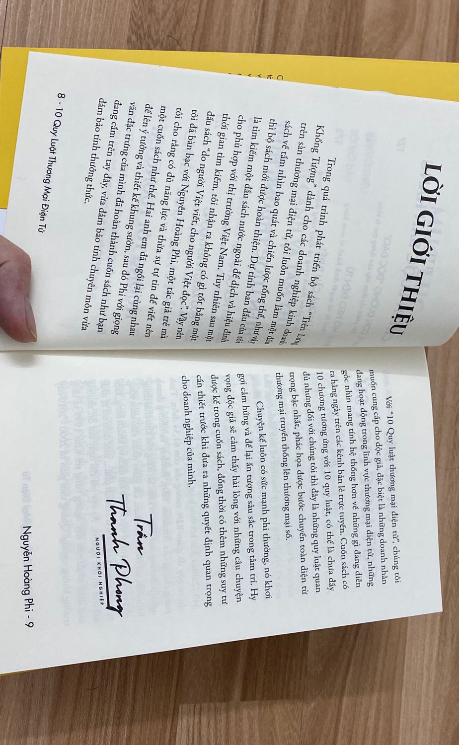 Mình đặt ngay khi anh Phong có bài post trên face, sách đến tay rất tốc độ. Khác với quyển đầu tiên cho độc giả những cái nhìn cơ bản nhất về TMĐT thì cuốn này phác hoạ theo lối kể chuyện 10 quy luật quan trọng trong bước chuyển từ thương mại truyền thống lên thương mại số, rất thích hợp để hoạch định chiến lược kinh doanh cốt lõi. Cảm ơn tác giả rất nhiều, chúc ê kíp của bộ sách giàu sức khoẻ.