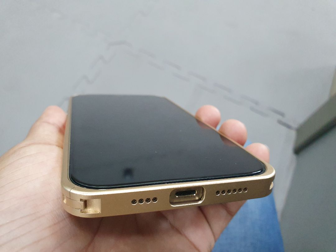 hàng tốt. vừa vặn,  dễ dán. chỉ chú ý lau sạch bụi mịn màn hình