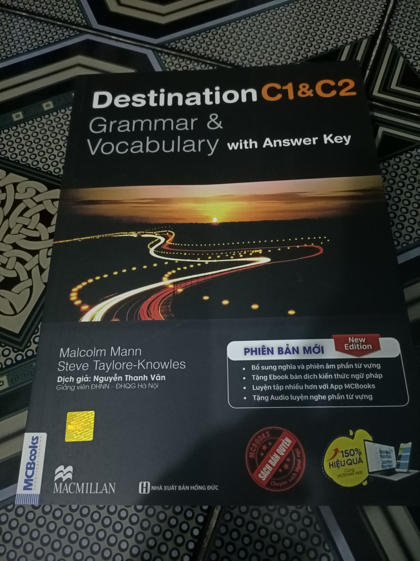 Chất lượng giấy rất tốt nội dung trình bày bắt mắt, dễ hiểu có app dịch nguyên cuốn sách giải nghĩa sáng tiếng việt các bạn chỉ cần cào và nhập mã quà tặng sau sách. Anh shipper nhiệt tình chu đáo tận tâm với khách hàng.