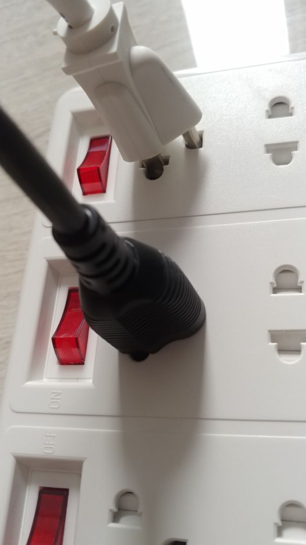 jack cắm thì ok, cắm vào ổ panasonic trên tường rất dễ dàng. nhưng 6 ổ cắm này thì rất khó cắm, cứng và giắt. tôi đàn ông mà phải nghiêng ngả ấn mạnh lắm mới cắm đc 1 lỗ. 5 lỗ còn lại cắm tới đó là cứng ngắc. cho tôi hỏi đây là do thiết kế hay sản phẩm bị lỗi ? có đổi cái khác được không ?