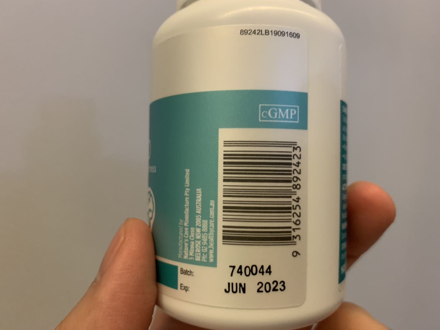 Date còn rất lâu tận JUN23. Đúng là mẫu mới 2020. Chưa biết kết quả uống ra sao nhưng Healthy Care nổi tiếng bên Úc rồi. Seal nắp và seal bên trong còn nguyên (xem hình). Hàm lượng 9.4 là đủ rồi nha mọi người.