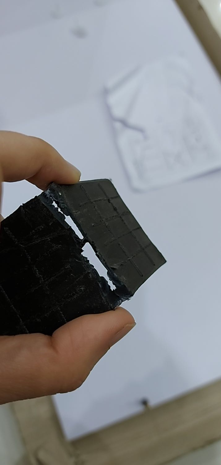 Đã nhận được sản phẩm. Nhưng các nẹp lề bị gãy nên không thể gắn được, vít thiếu nên gắn lên nhìn rất yếu không thể sử dụng được.
- Shop cần kiểm tra kỹ hàng trước khi gửi đến khách hàng.
- yêu cầu shop gửi hai con vít vặn cố định chân bàn
- 2 nẹp nhựa đen bị gãy như hình.