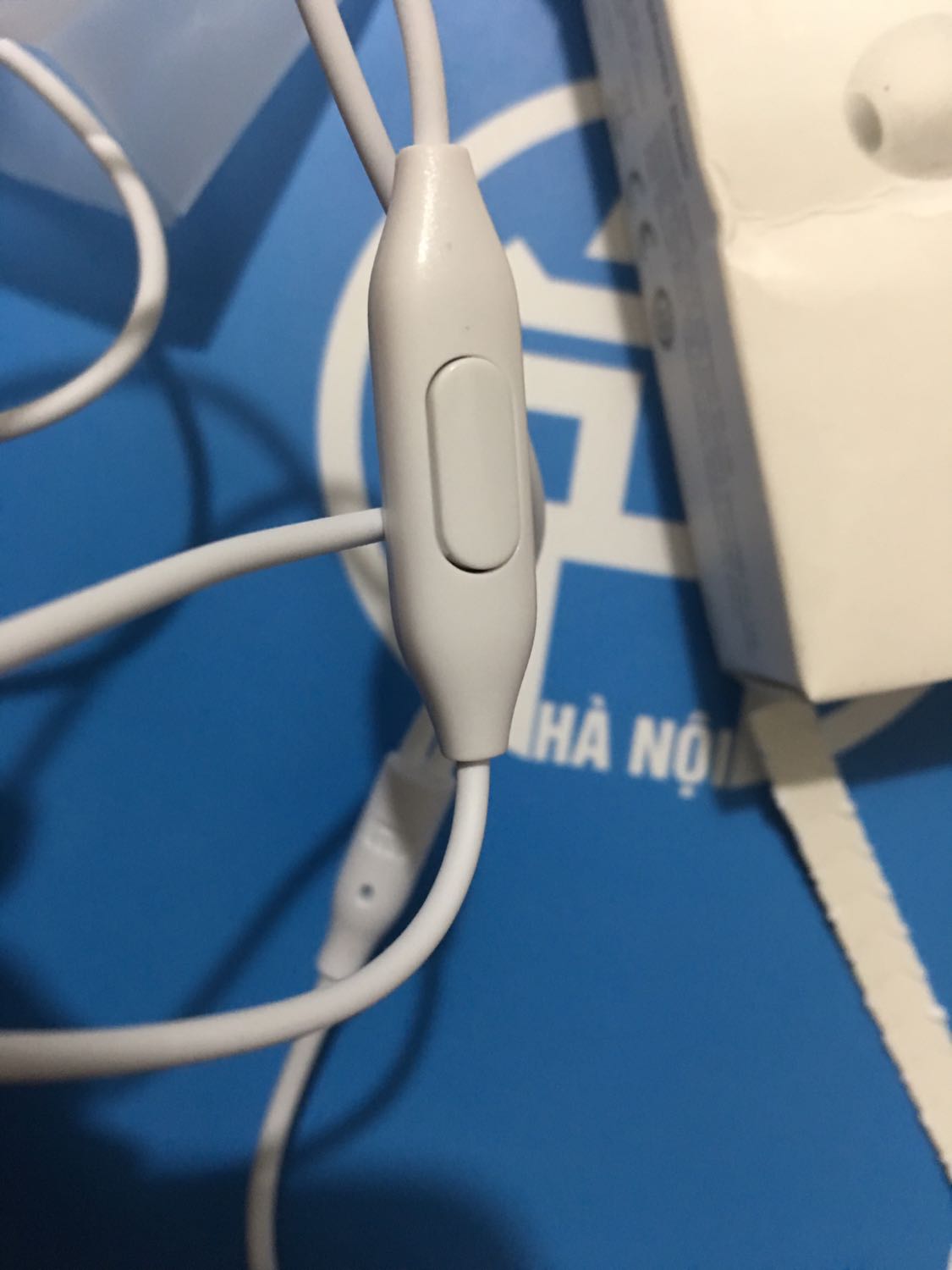 Hình thức ổn, độ hoàn thiện các góc cạnh ổn. Không thể đòi hỏi cao hơn với tai nghe có mức giá hơn 100k. Chất âm nghe cũng rõ ràng, bass ổn lên cao không chói tai. 
Điểm trừ: 
- Tiếng bass vọng ngược lại nghe hơi khó chịu.
- Nghe khi di chuyển, bị tiếng cọ sát của dây vọng vào trong.