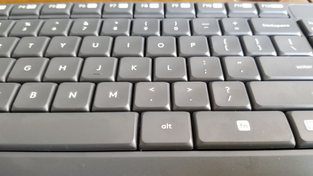 So với giá thì mình nghĩ combo này tốt. Bàn phím ọp ẹp nhưng mặt nhựa mịn, số và chữ nét. Cảm giác gõ kém, nhưng hãy nghĩ đến tiền bỏ ra thì chắc chỉ đc vậy. Chuột hơi nhỏ, phù hợp tay nữ. Kết nối tốt. Nói chung đáng tiền. So với giá thì mình nghĩ combo này tốt. Bàn phím ọp ẹp nhưng mặt nhựa mịn, số và chữ nét. Cảm giác gõ kém, nhưng hãy nghĩ đến tiền bỏ ra thì chắc chỉ đc vậy. Chuột hơi nhỏ, phù hợp tay nữ. Kết nối tốt. Nói chung đáng tiền.