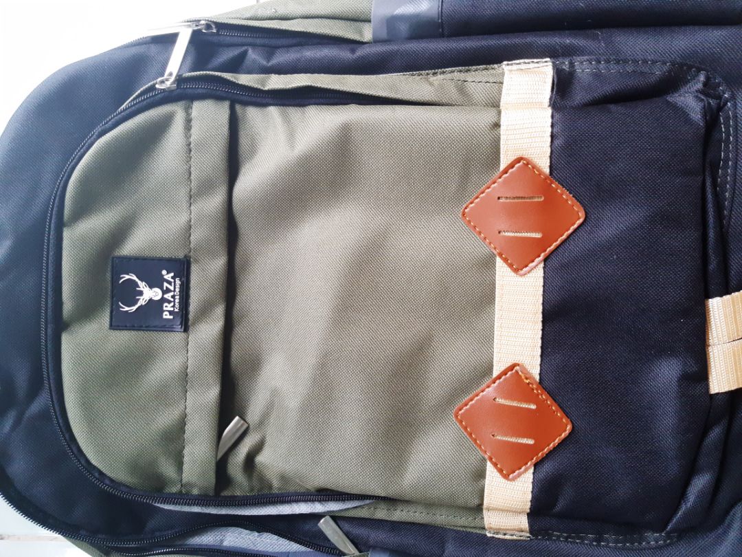 đã nhận được hàng tiki giao hàng khác nhanh đáng lẻ t7 ms tới t6 đã nhận đc hàng 
chất vải khá ổn, ngăn balo rộng rải,dây đeo có cảm giác k chắc lắm nhưng nếu đi hc thì vẫn ổn, đường mai ổn nhưng có 1 chỗ hơi lệch so với hình tốm lại mình hài lòng với sản phẩm vì với mức giá 99k thì như vậy là rất ổn rồi