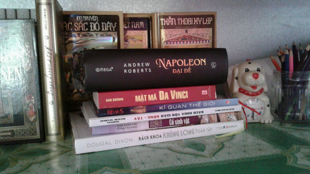 tiki giao hàng nhanh, nói chung sách hơi mắc tiền nên khâu bảo quản khá tốt. sách không bị gấp nếp mà rất đẹp, mình cực kì hài lòng. có điều sách hơi dày nên khó mang theo khi ra ngoài. còn nội dung thì khá ổn, mình mới đọc có phần đầu mà thấy văn phong ok lắm.