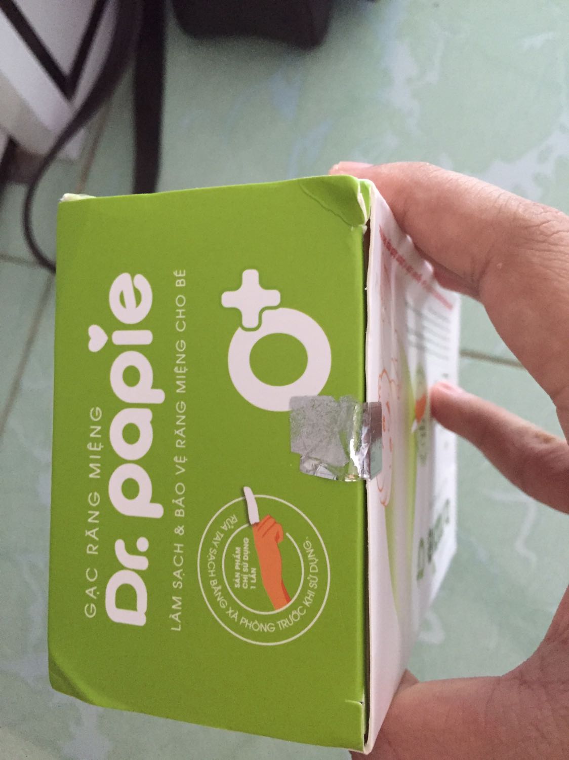 Bóc hàng khi vừa nhận hàng xong, tem niêm phong 2 đầu bong hết trơn, hộp thì móp méo , cũng may rơ lưỡi dc phân thành từng gói nhỏ chứ ko chắc nó tan hoang tới cỡ nào ko biết nữa😪