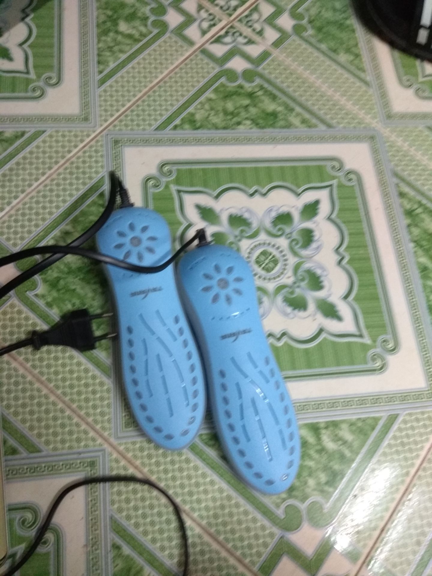 Máy to hơn tưởng tượng, chức năng sấy chỉ hơi ấm ấm thôi. Sử dụng chức năng khử mùi bằng tia cực tím khá tốt, sấy khô không hiệu quả lắm do nhiệt độ 30-40oC