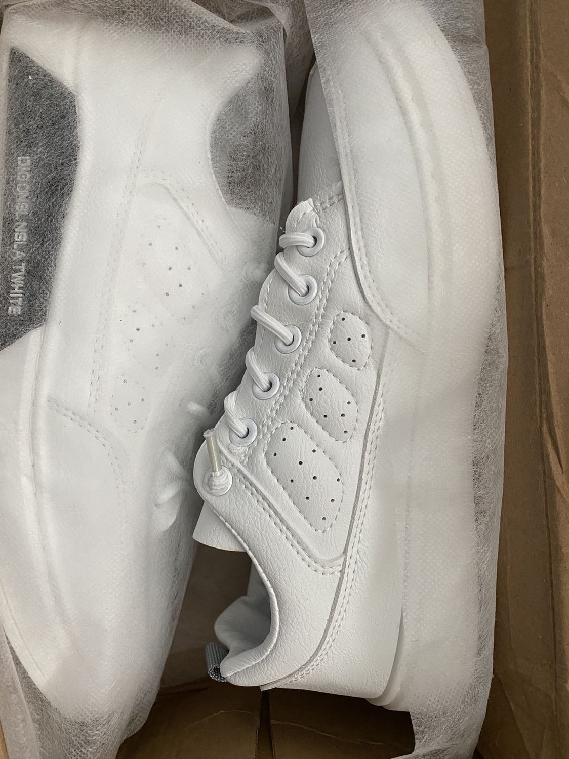 Hàng giống mô tả. Giao hàng nhanh.
Còn chỉ dư bên ngoài.
Giày êm, vừa chân.
Chất lượng phù hợp với giá tiền.