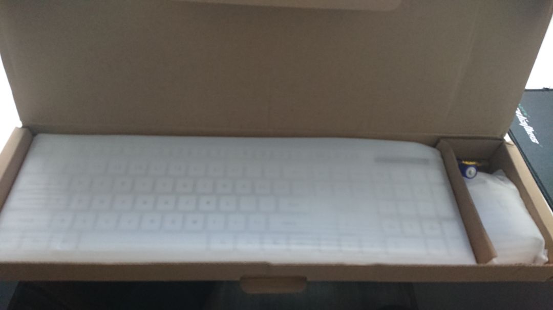 Bàn phím gõ rất nhẹ nhàng, chuột click kêu cũng lớn tiếng lắm. Giá cả hợp lý với chất lượng. Tuy nhiên Shop kiểm tra kỹ đơn hàng trước khi giao, vì mình đặt màu đen mà shop giao màu trắng. :)