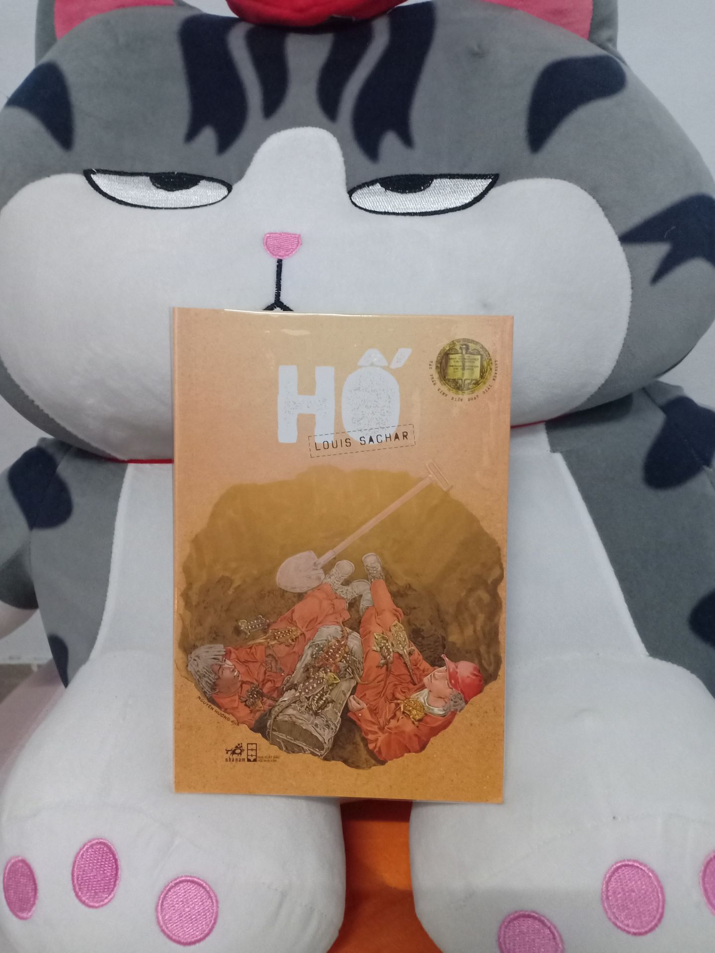 Mình nghe review khá nhiều nên mua thử, cũng khá ưng bìa sách, màu cũng xinh nữa. Sách mới, giấy tốt,.. Tiki đóng gói chu đáo, có bọc lớp giấy chống sốc, giao hàng siêu nhanh, 10 điểm :">