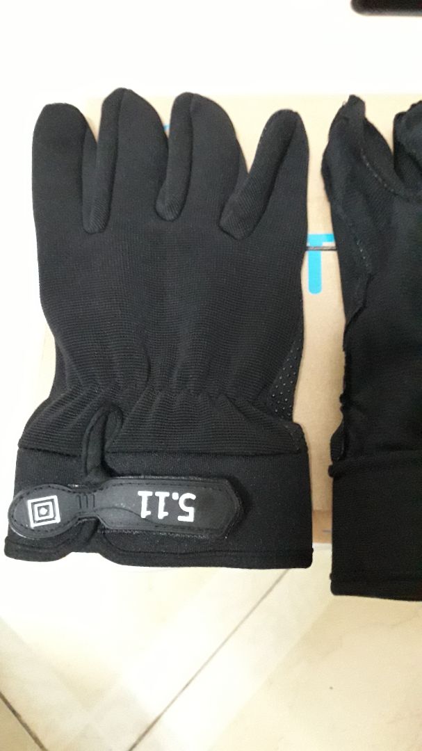 Găng tay cỡ XL nhưng hơi nhỏ so với size thực một chút. Đường cắt may hơi cẩu thả, có lẽ dùng sẽ không bền lắm nhưng so với tầm giá khi mua được giảm gần một nửa thì ok rồi.