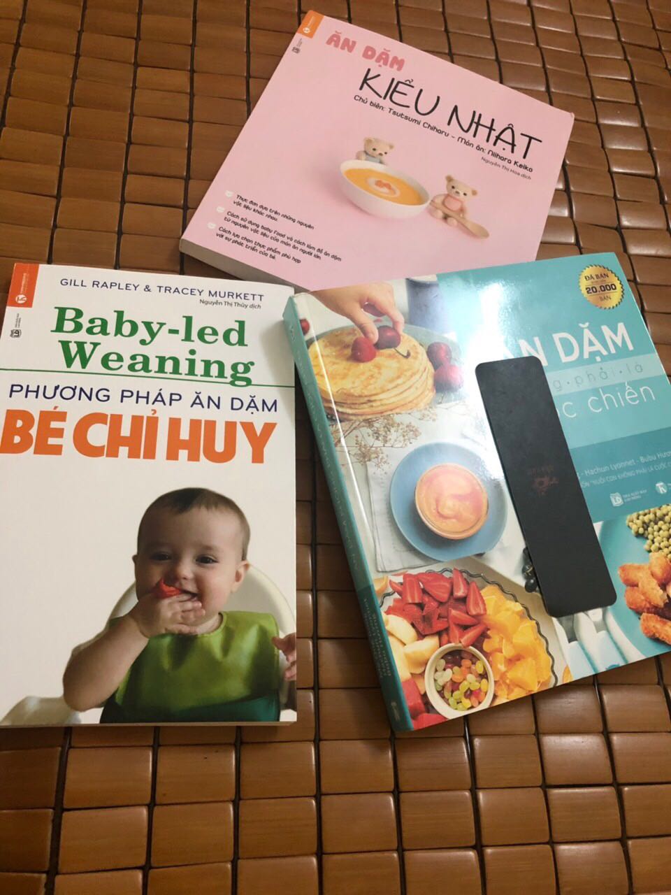 Báo giao hàng 11/9 tận 18/9 mới nhận đc. Về bóc ra thì thiếu quyển truyện tặng