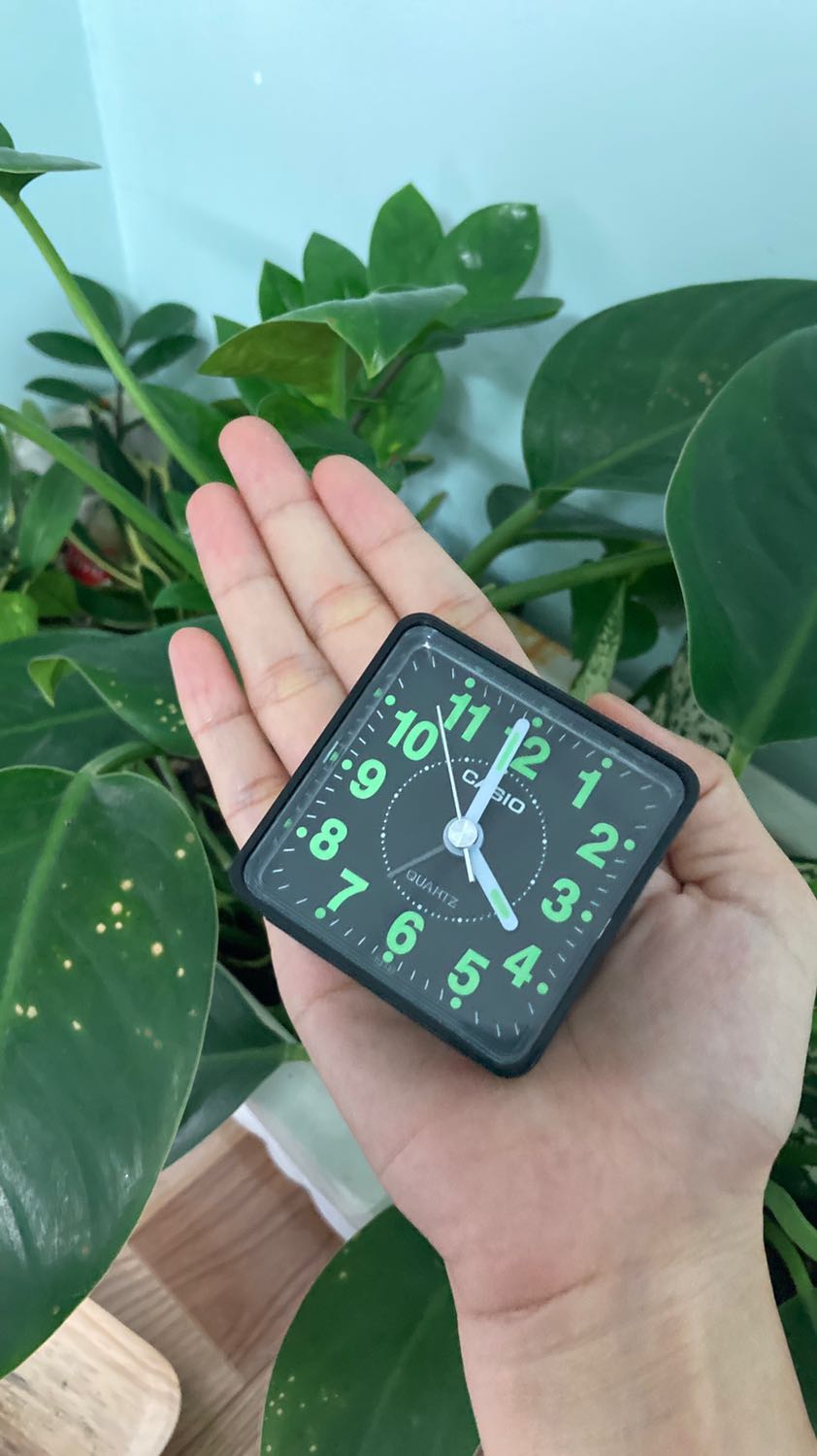 Be bé xinh xinh, rất hữu ích với giấc ngủ của mình, để điện thoại xa giường khi đi ngủ