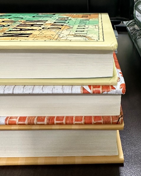 Sách đẹp, nhưng bị móp góc nhiều quá, do rơi rớt trong quá trình vận chuyển. Xin lưu ý giúp!