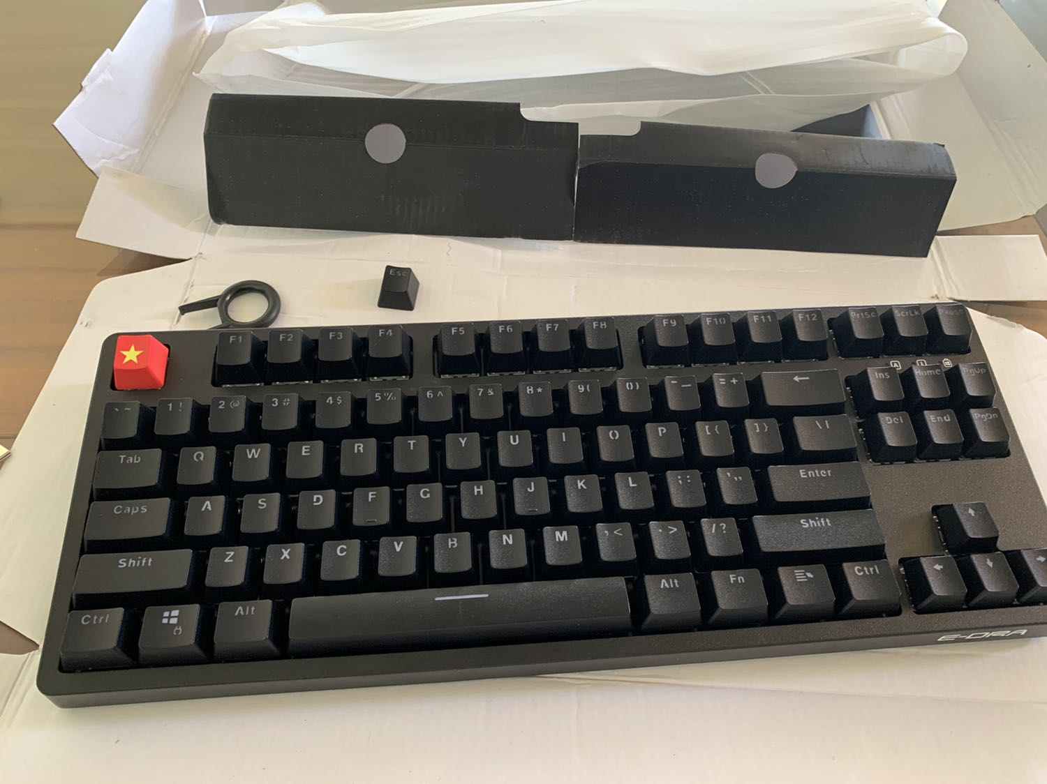 Sản phẩm đẹp, rất phù hợp giá tiền, tuy nhiên khi vận chuyển vẫn còn tình trạng méo hộp nhưng sản phẩm vẫn được bảo quản tốt. Shop nên bọc thêm một lớp chống sốc để khách hành thấy hài lòng hơn nhé, cho shop 4 sao 🥰