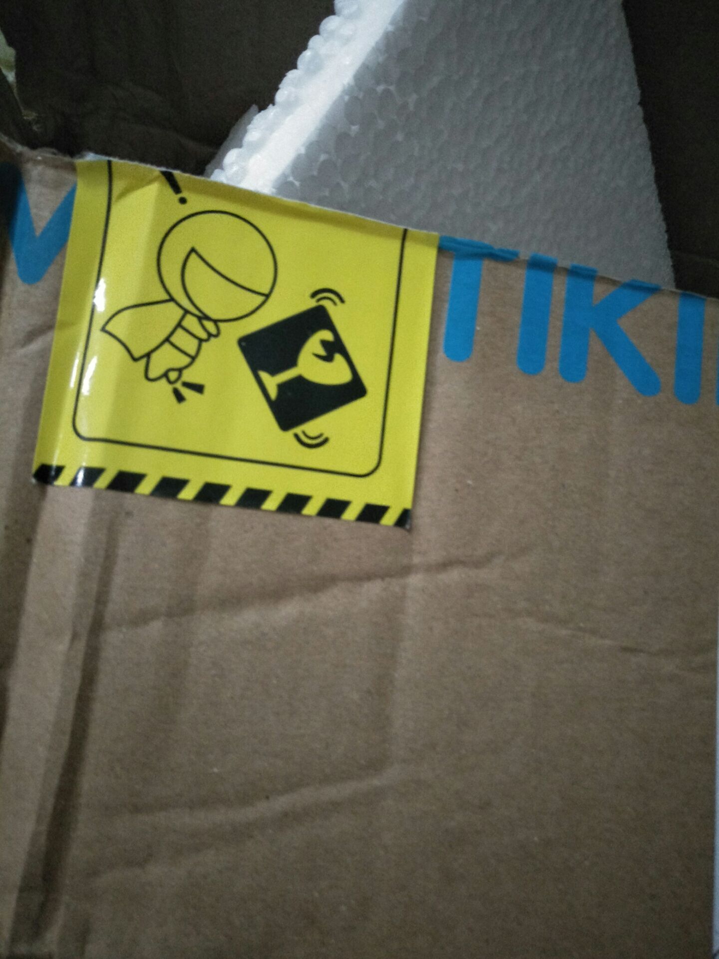 tiki giao hàng nhanh chóng,  bọc cẩn thận quá ^^, nhìn hộp ngoài to quá thấy lạ: cái chai có chưa đến 500ml mà!. Khui ra thì bên trong có bn miếng xốp trắng,  còn cái hộp bọc sp thì thọt lỏn ?
Thấy mùi giấm cũng bth mà sao nhiều người feedback là khó chịu nhỉ ( đây là mùi đặc trưng của quả lên men,  giống với mùi sấu ngâm khi không đường ?)