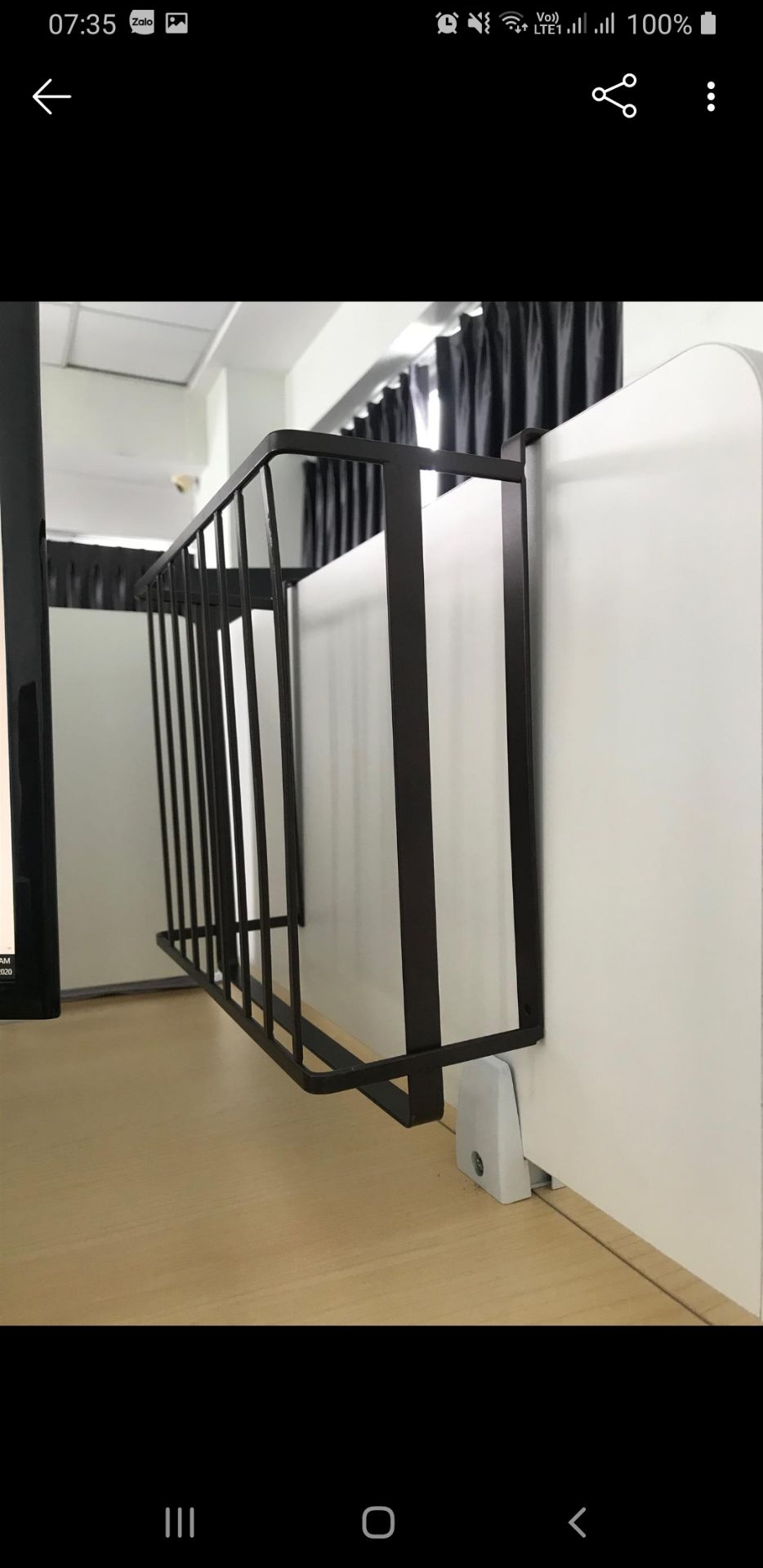 Hàng giao ko đúng như hình, các nan đan dọc thẳng, ko có đan ca rô. 3 mặt thì chỉ có 1 thanh ngang, để đồ dễ bị rơi, và ko có 2 thanh treo bên dưới. Mình phải lót thêm bìa carton để tránh rơi đồ. Có 1 kệ bị gãy  1 thanh ngang. Mình ko đổi vì thấy phiền. Hàng giao ko đúng như hình, các nan đan dọc thẳng, ko có đan ca rô. 3 mặt thì chỉ có 1 thanh ngang, để đồ dễ bị rơi, và ko có 2 thanh treo bên dưới. Mình phải lót thêm bìa carton để tránh rơi đồ. Có 1 kệ bị gãy  1 thanh ngang. Mình ko đổi vì thấy phiền.