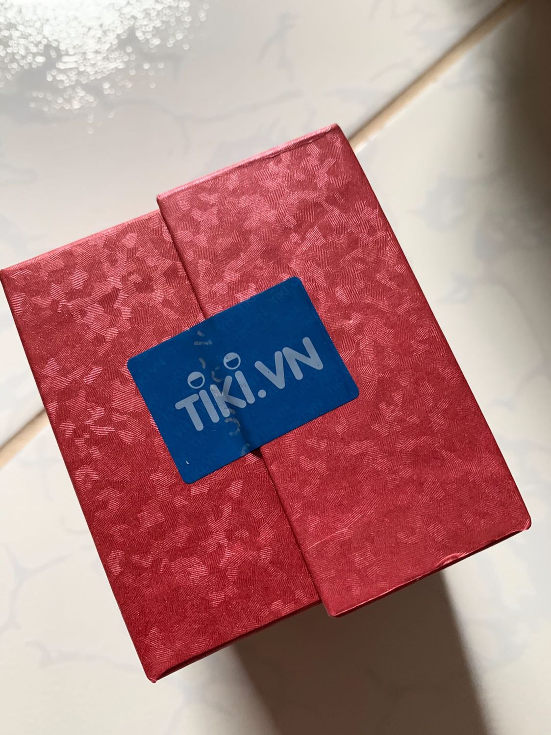 Mua hàng Tiki lúc nào cũng an tâm cả, đồng hồ này mình thích đèn nhất, mỗi ngày mình đổi 1 màu như đồng hồ mới luôn. Chỉ cho bạn nào chưa biết thì giữ nút đèn 1 lúc là nó tự đổi màu à
