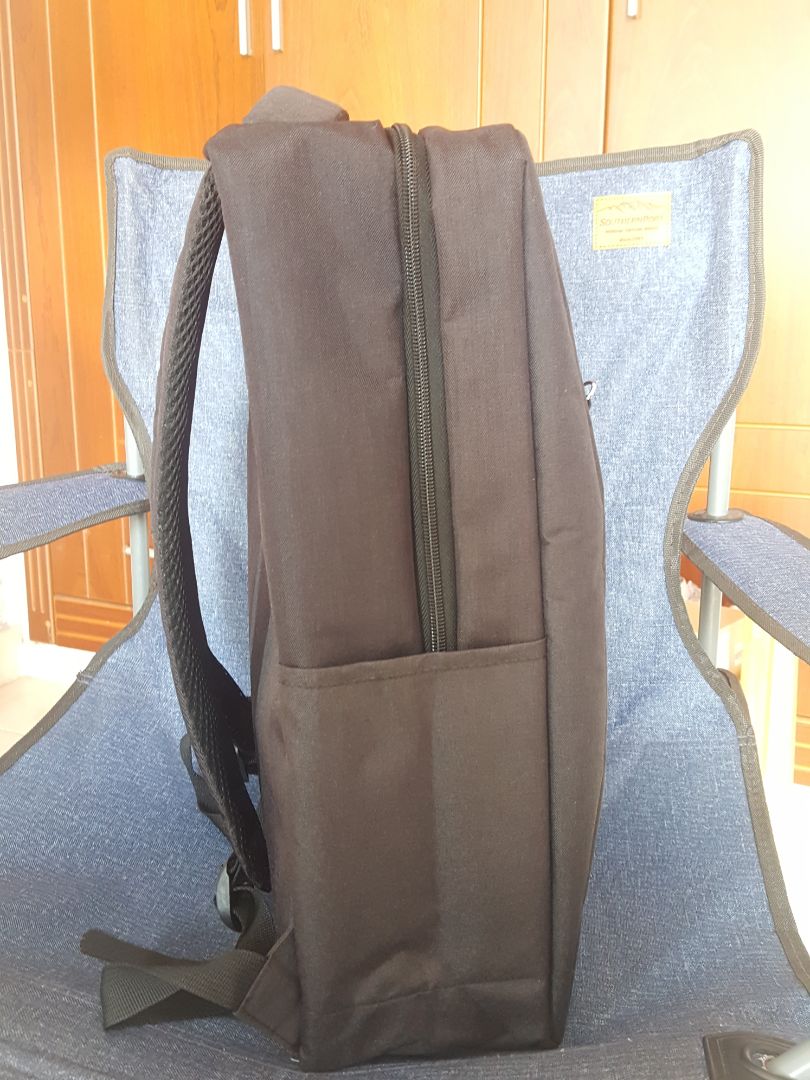 balô ngon nha mấy bồ, màu đen đậm lắm mà vì nắng nên nhìn hình mình hơi lợt xíu. balô khá bự cho bạn nào đựng nhiều và size laptop bự nhất đều ok hết. dây chắc chắn êm, có lót dây và bên trong để tránh va đập và đau vai. có chỗ đựng nước và logo so deep nữa :")) hàng việt nam với giá vậy là quá chất lượng rồi. tặng điểm cộng cho tiki và shop vì mình mới order trước hôm sau đã có rồi mà mình ko có xài tiki nơ nha.