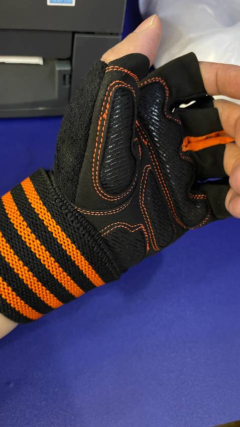 Êm tay, ôm vừa khít cảm giác khi tập có lực rất đã và có cảm giác cổ tay khỏe mạnh. Mới đầu thắc mắc cái điểm nối ở đầu ngón tay làm gì sau mới phát hiện ra là chỗ để móc vào kéo găng ra =)))