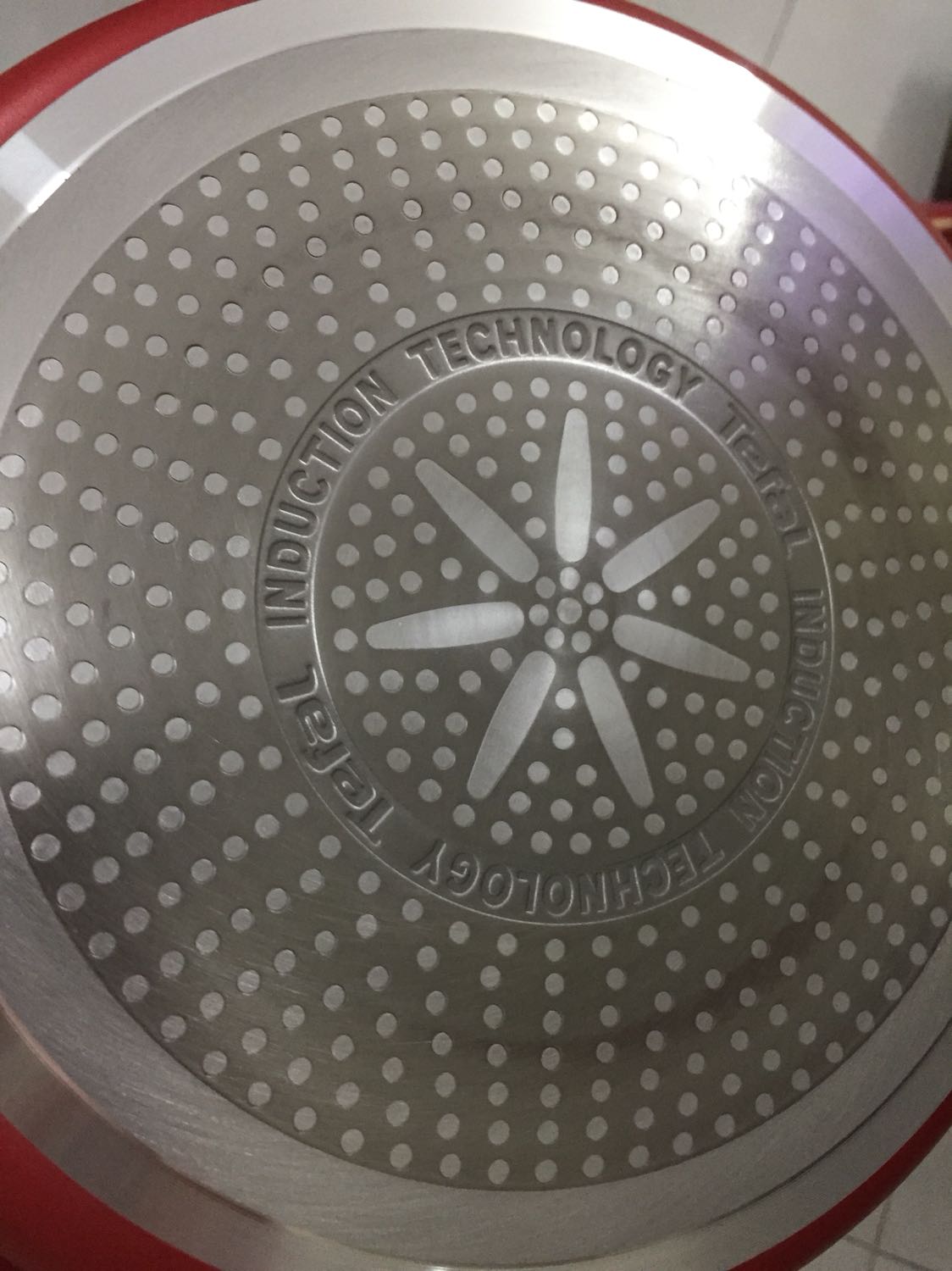 Chảo cầm chắc tay, bám tốt trên mặt kính bếp. Chiên ít dầu là Ok k cần đổ nhiều dầu quá. Giao hàng nhanh, k móp méo gì.