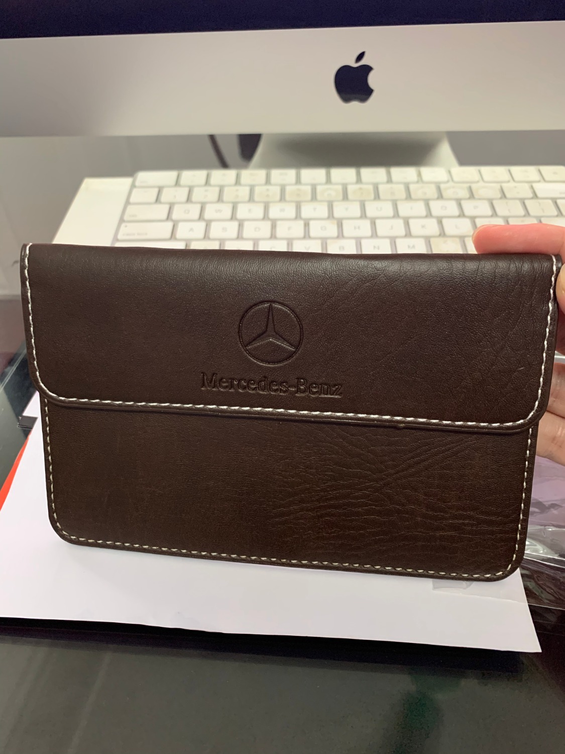 Chào bạn. Mình có đặt mua ví màu đen. Nhưng bên bạn lại gửi cho mình màu nâu. Mình hài lòng về chất lượng ví và giao hàng nhưng sản phẩm bị sai màu. Bạn vui lòng hỗ trợ xử lý đổi trả giúp mình. Số liên hệ của mình : ***