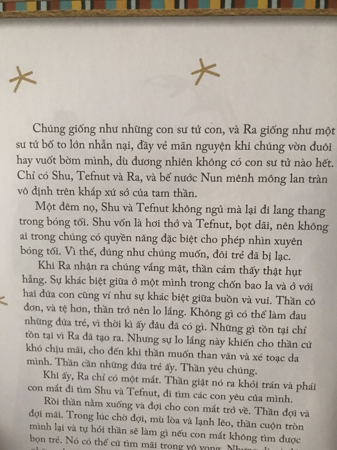 Sách rất đẹp nhưng cách dịch thì đọc cứ củ chuối. Nhất là cách xếp ngôi xưng hô kiểu thích gì thêm nấy, lúc thì nàng, lúc thì đôi trẻ, mà vấn để là xếp vào ngữ cảnh thấy nó cứ đơ đơ sượng sượng. Tả mùi thơm của cây kiểu "mùi đã được ngửi thấy trước khi trông thấy". Một bản văn cổ cần nhiều sự đầu tư hơn về nội dung dịch thuật, chứ cuốn sách đẹp và giấy chất lượng nhưng đọc vào cứ thấy sạn sạn