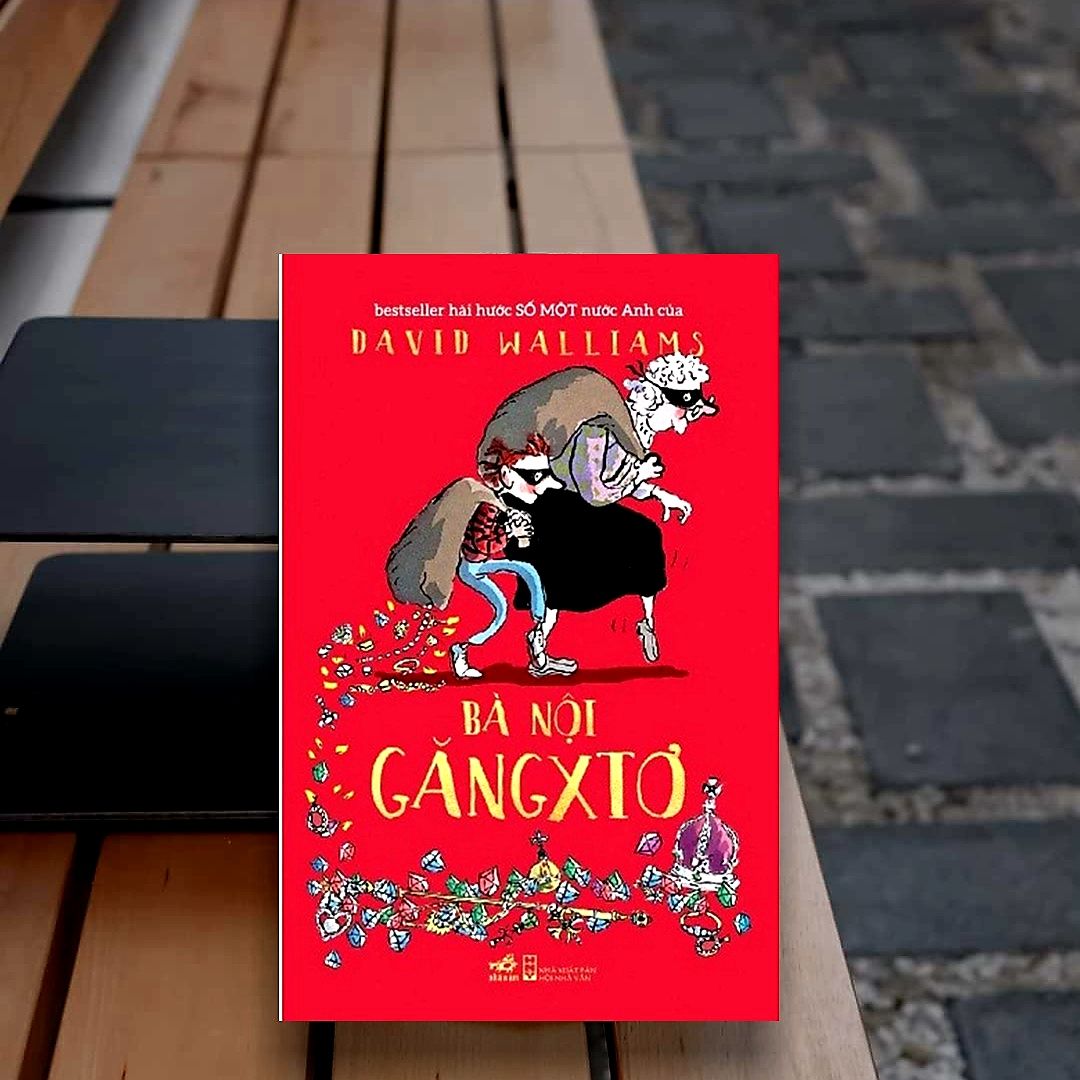 _ Thời gian giao hàng: tiki chưa bao giờ làm mình thất vọng. Luôn giao hàng đúng hẹn hoặc nhanh hơn
_ Về nội dung: Cuốn sách đúng chất dành cho trẻ em nhưng cũng cực kì ý nghĩa với người lớn. Chuyện kể về một cậu bé đam mê sửa ống nước từng rất ghét đến nhà bà vào mỗi thứ 6 vì luôn phải chơi ghép chữ và ăn tất tần tật những món "kinh dị" từ bắp cải. Cho đến một ngày, cậu tìm được những thứ lấp lánh bên trong hộp bánh ở nhà bà cùng những câu chuyện li kì về những vụ trộm thót tim, 2 bà cháu đã trở thành một cặp bạn thân siêu đằng - họ đã lên kế hoạch trộm báu vật hoàng gia trong cung điện của nữ hoàng ở Luân Đôn. Kết thúc của câu chuyện chính là điềm nhấn và thông điệp gửi đến chúng ta. Mọi người nên đọc nha