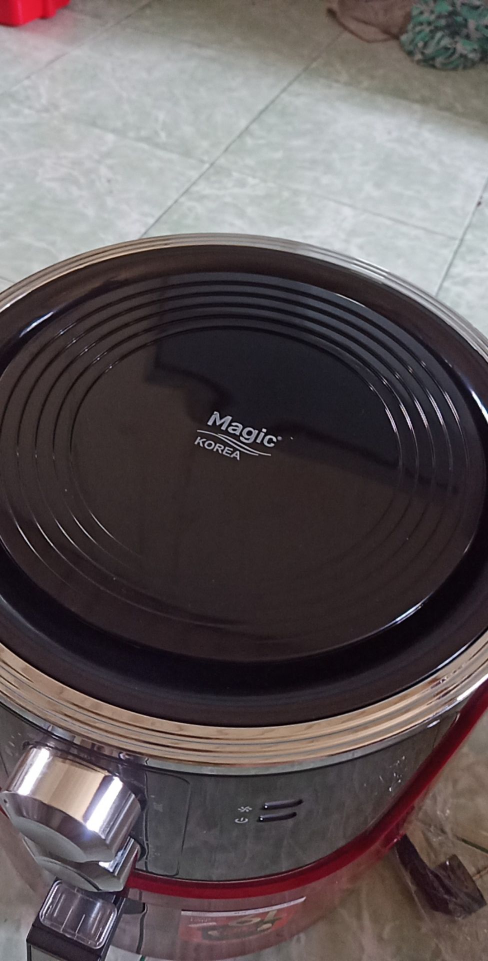 Khi vừa giao hàng về nhà mình làm ngay món đùi gà chiên, Sản phẩm tuy to nhưng hướng dẫn sử dụng thì ghi rằng chỉ chiên được 700g nên cũng chẳng nấu được nhiều, mà gà chiên ra cũng không được giòn ngon, trước lúc chiên còn phải quét dầu vào khung chiên theo hướng dẫn sử dụng, vệ sinh cũng khá phức tạp. Hàng mới đẹp nhưng sử dụng thì không tốt lắm.