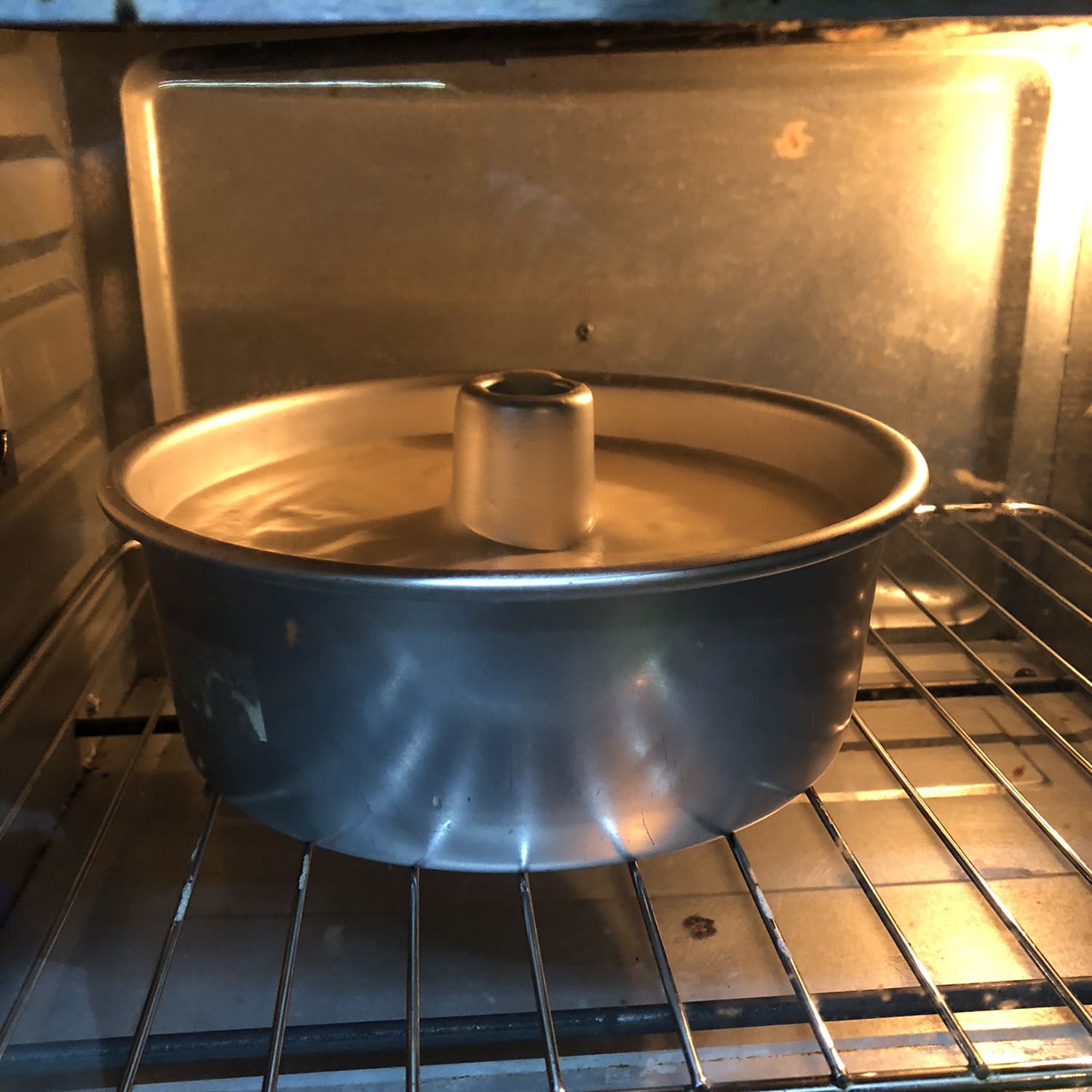 Phân vân mãi giữa em philip và e blue và chốt lại là em ý. Máy không nặng như mình nghĩ. Đánh trứng siêu thích. Cảm ơn bạn ship mưa to gió bão vẫn ship đúng giờ cho mình. Cám ơn tiki nhiều. À mà mua đúng lúc flash sale là 539k cộng thêm voucher 30k là mình đã mua chỉ giá 509k và freeship